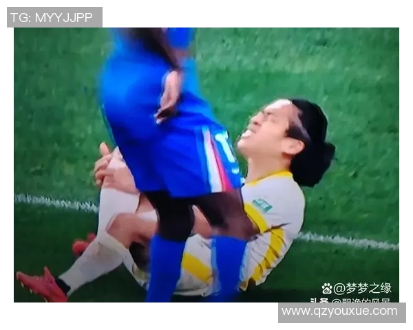 足球明星因争议判罚愤怒掀翻桌子引发热议视频曝光